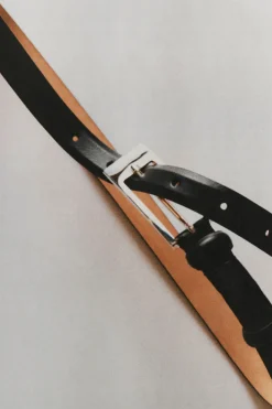 LEDERGÜRTEL MIT LÄNGLICHER SCHNALLE