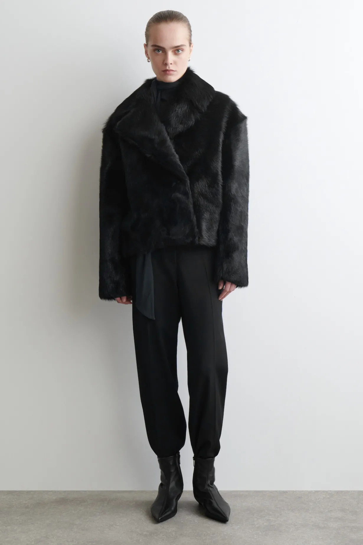 LEDERJACKE MIT PONYHAAR-EFFEKT UND KRAGEN