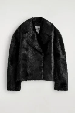 LEDERJACKE MIT PONYHAAR-EFFEKT UND KRAGEN