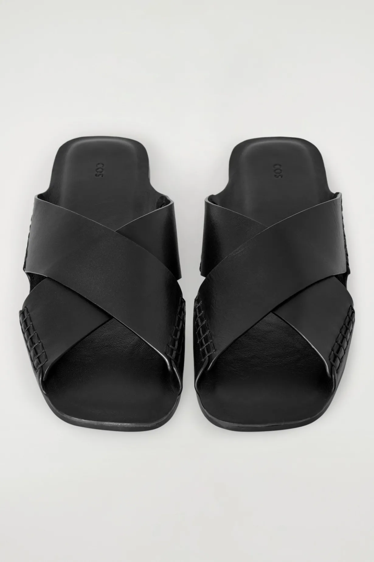 LEDERSANDALEN MIT KREUZRIEMEN