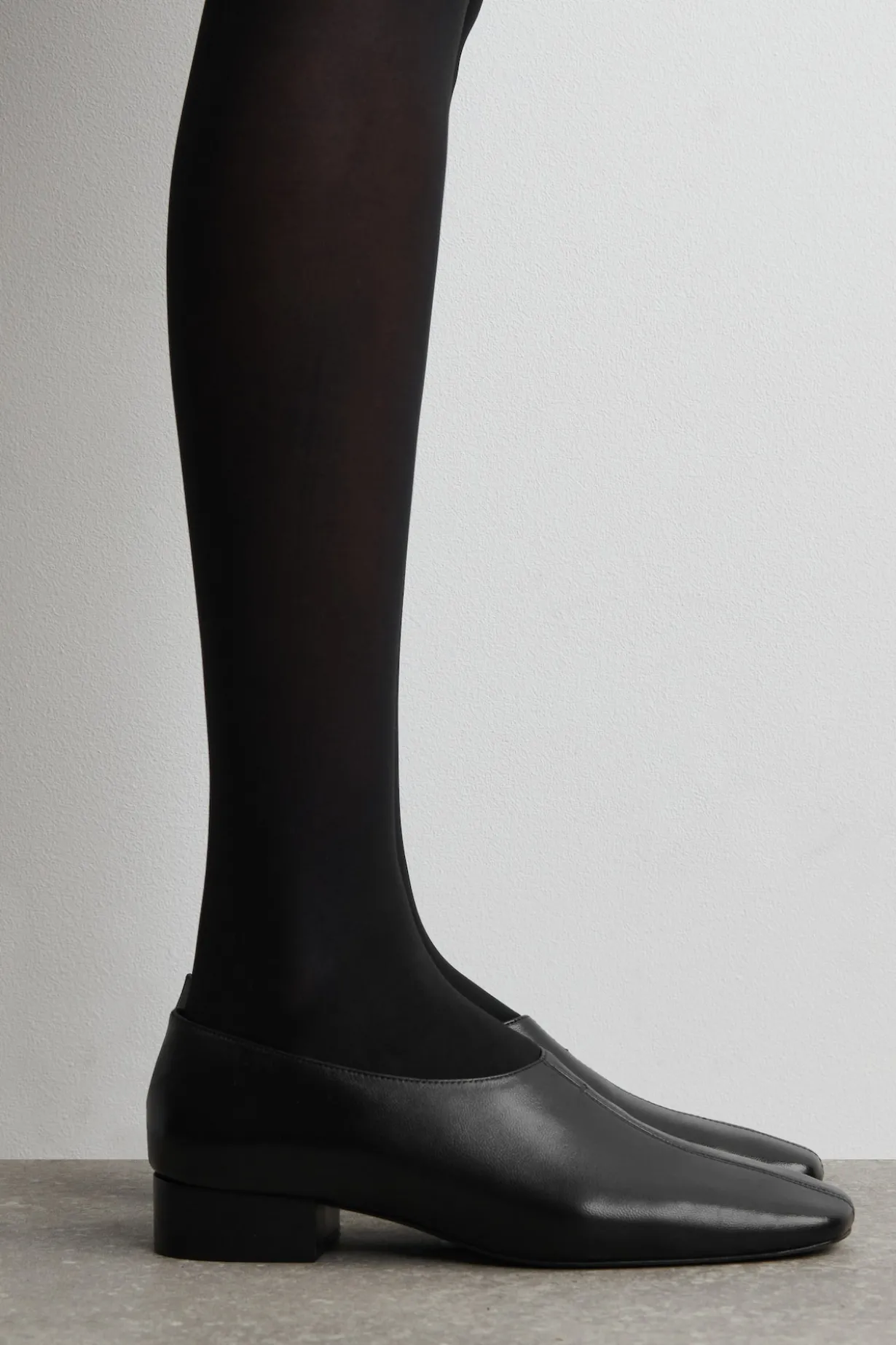 LEDERSCHUHE MIT KARREEFÖRMIGER ZEHENPARTIE