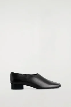 LEDERSCHUHE MIT KARREEFÖRMIGER ZEHENPARTIE