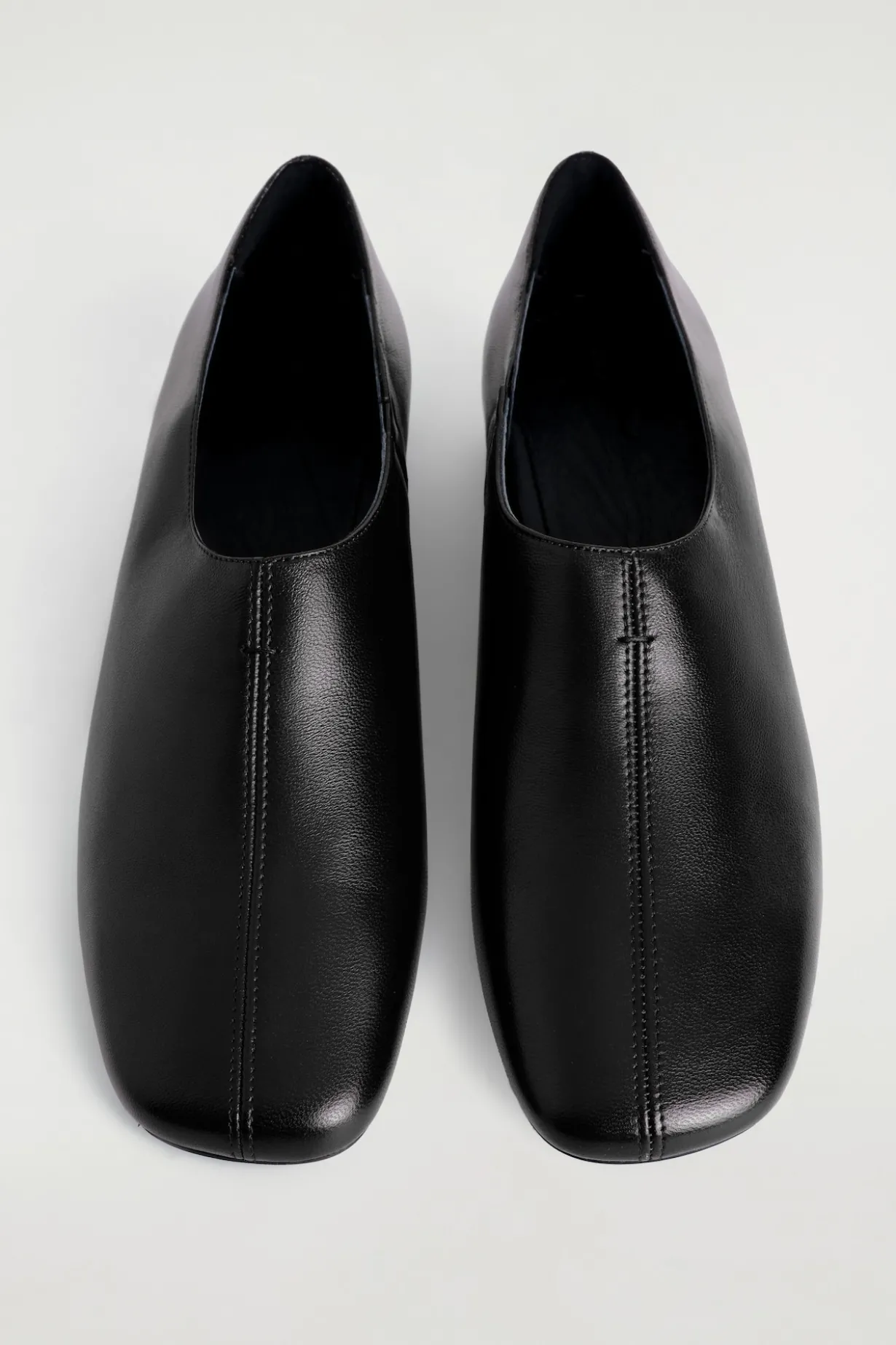 LEDERSCHUHE MIT KARREEFÖRMIGER ZEHENPARTIE