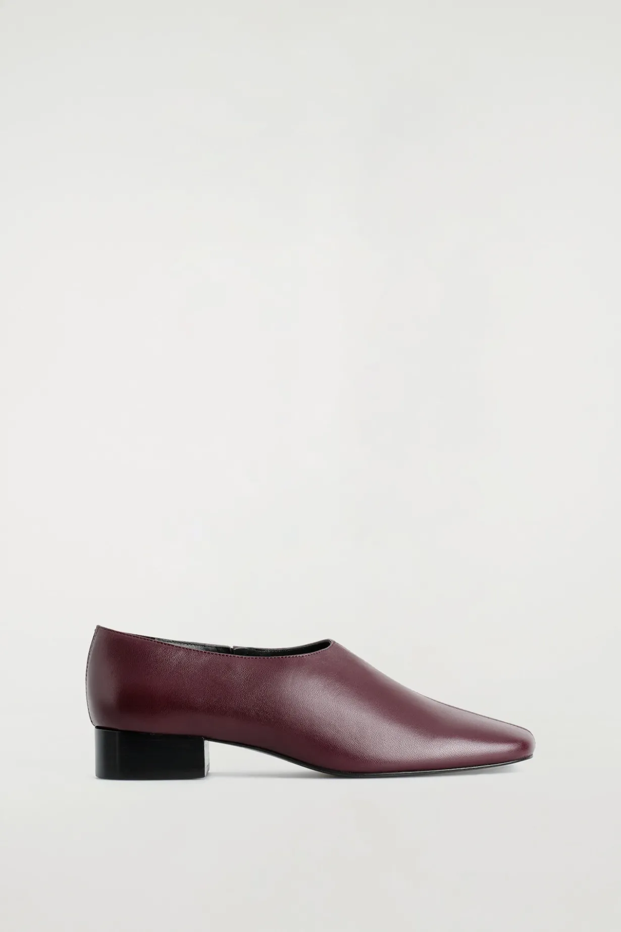 LEDERSCHUHE MIT KARREEFÖRMIGER ZEHENPARTIE