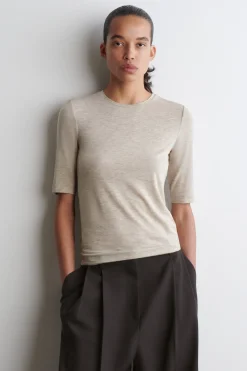 LEICHTES, SCHMAL GESCHNITTENES T-SHIRT