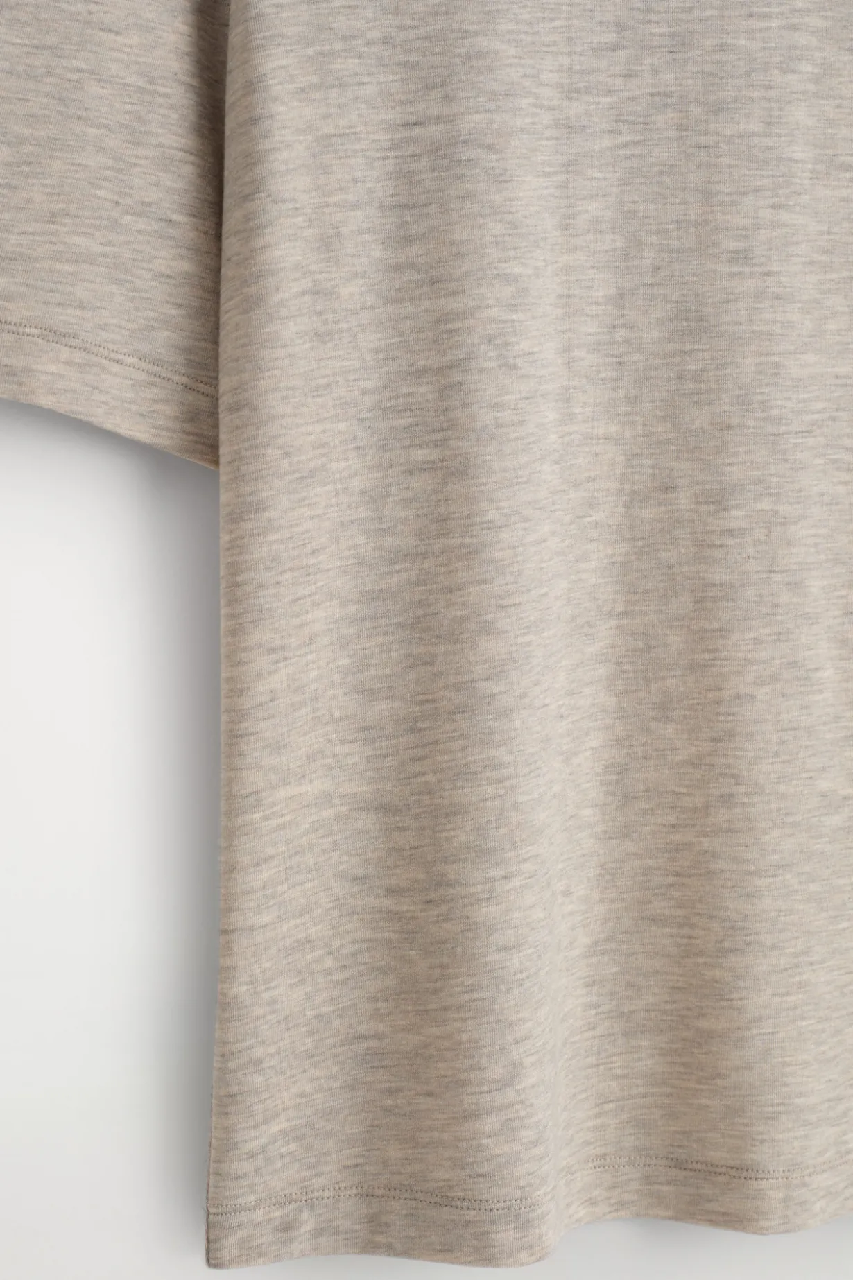 LEICHTES, SCHMAL GESCHNITTENES T-SHIRT