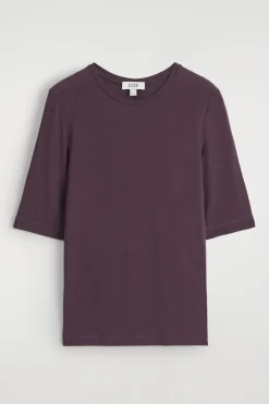 LEICHTES, SCHMAL GESCHNITTENES T-SHIRT