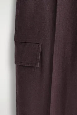 LEINENHOSE MIT BARREL-BEIN UND GÜRTEL