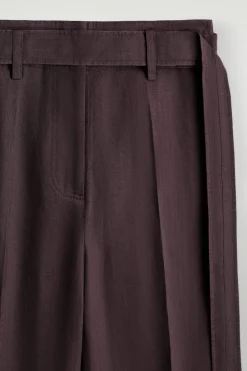 LEINENHOSE MIT BARREL-BEIN UND GÜRTEL