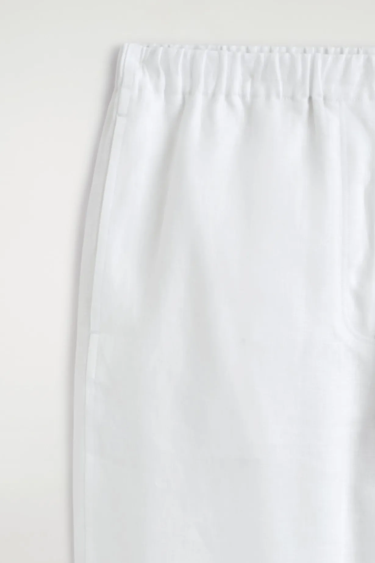LEINENHOSE MIT BARREL-BEIN UND ELASTISCHEM BUND