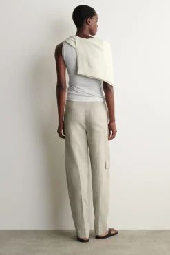 LEINENHOSE MIT BARREL-BEIN UND GÜRTEL