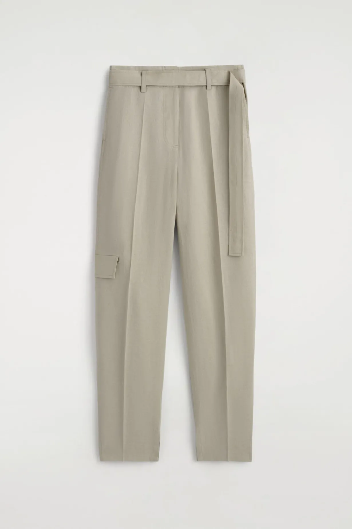 LEINENHOSE MIT BARREL-BEIN UND GÜRTEL