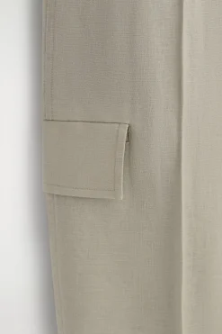 LEINENHOSE MIT BARREL-BEIN UND GÜRTEL