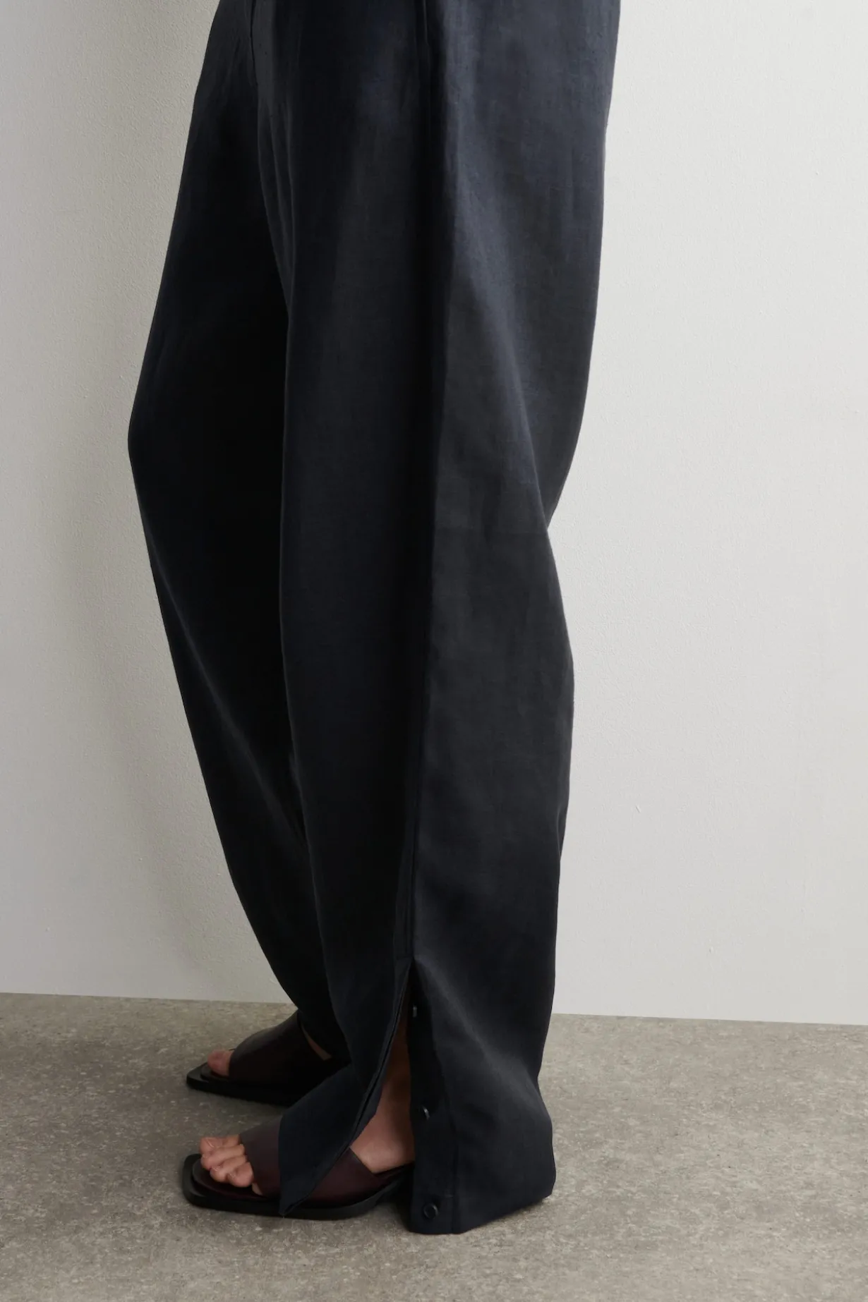 LEINENHOSE MIT BARREL-BEIN UND ELASTISCHEM BUND