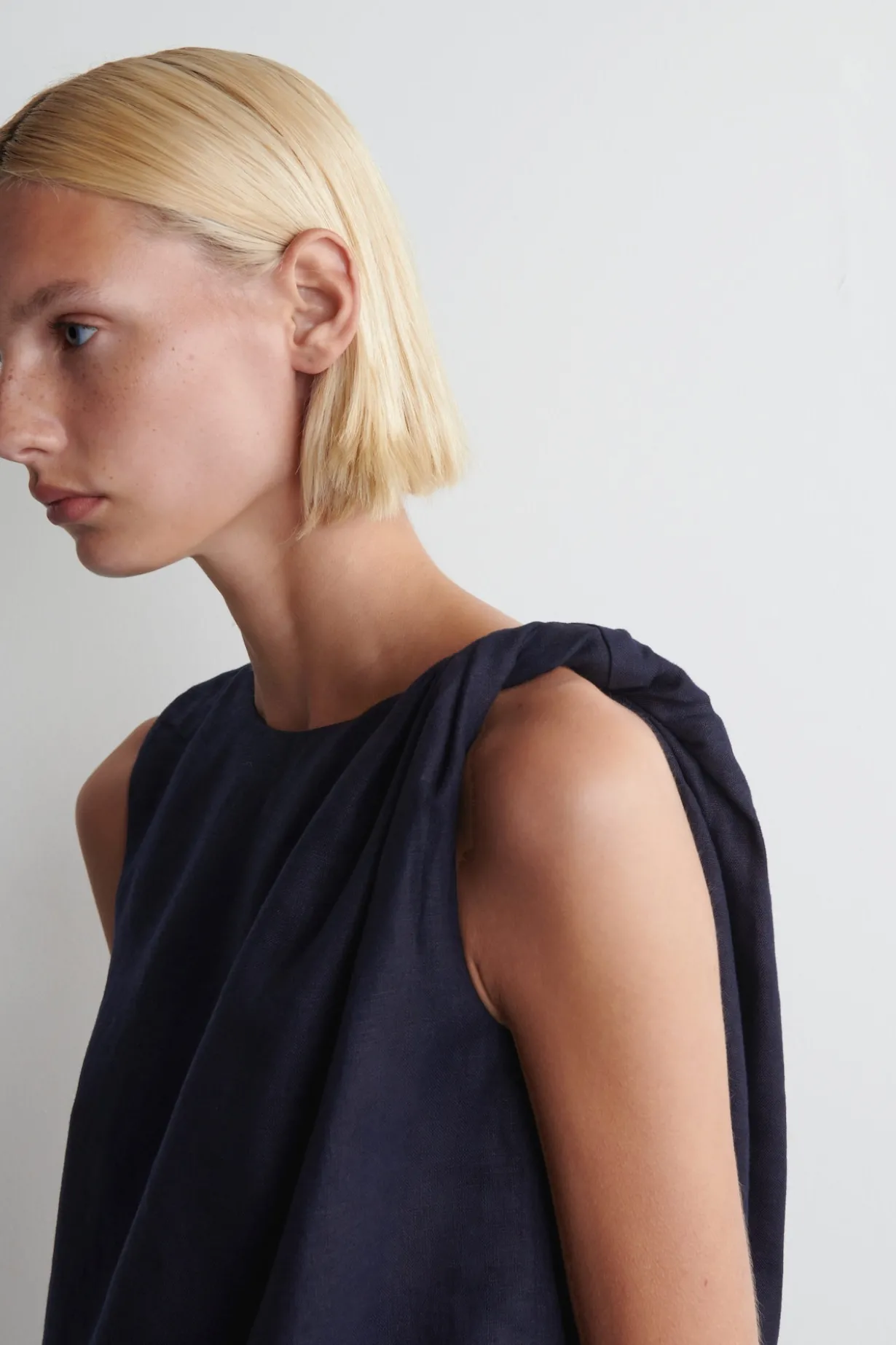 LEINENOBERTEIL MIT TWIST-DETAIL