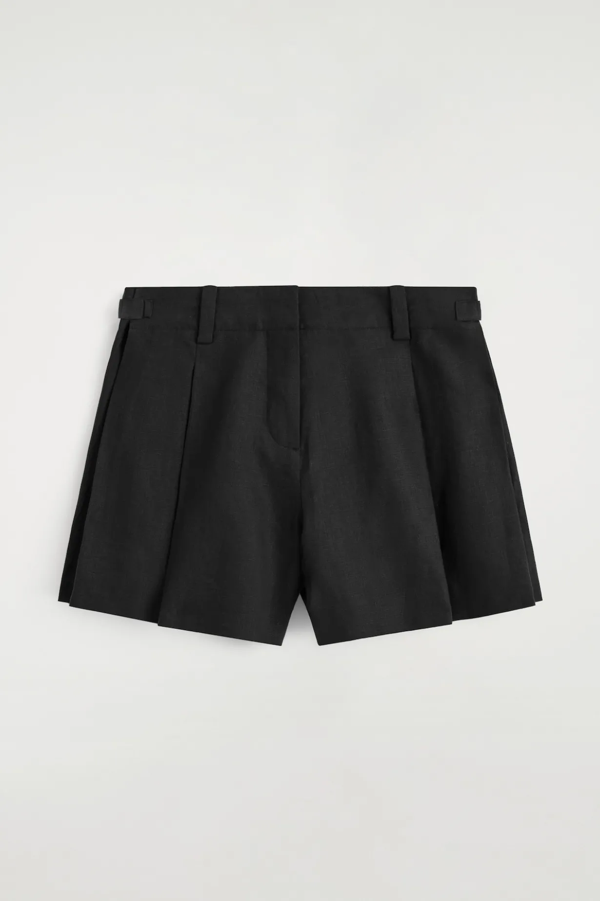 LEINENSHORTS MIT FALTEN UND GÜRTEL