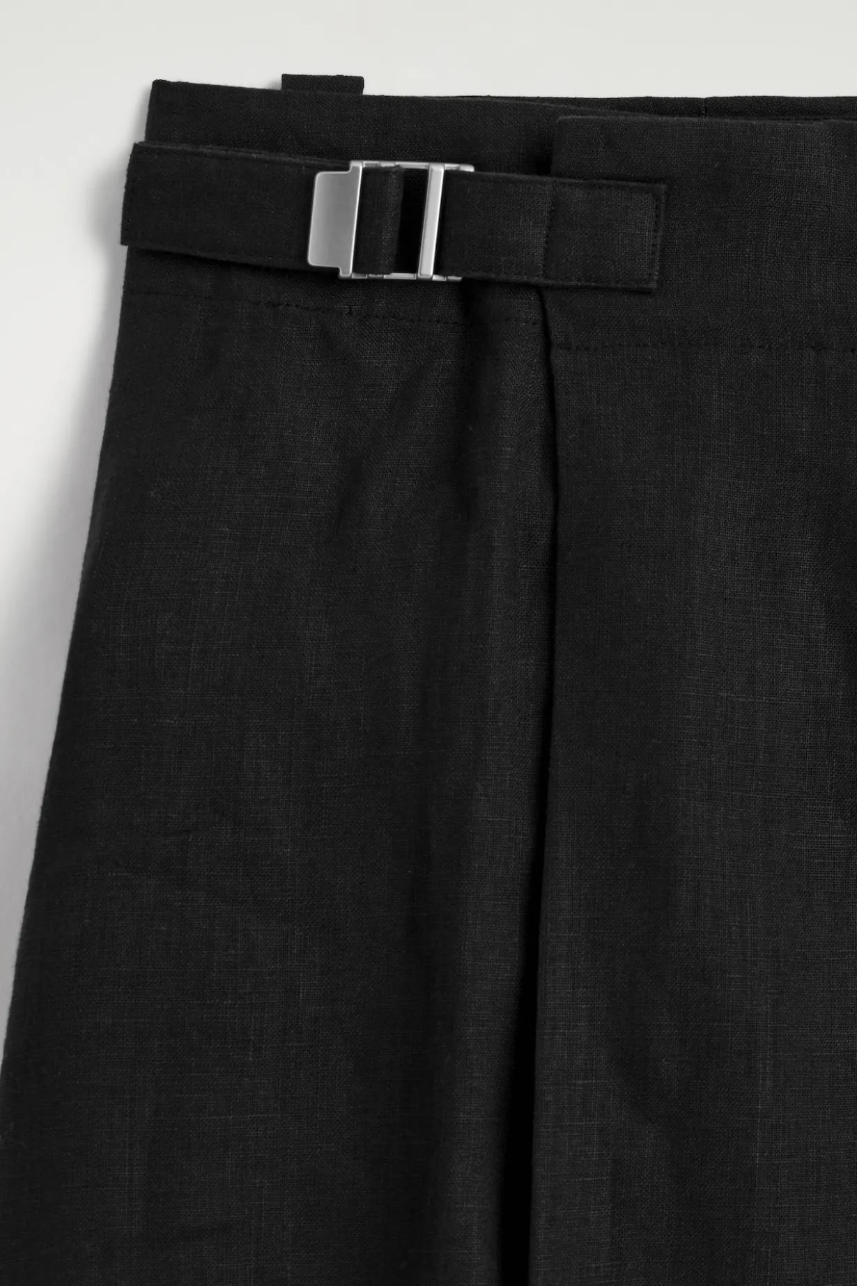 LEINENSHORTS MIT FALTEN UND GÜRTEL