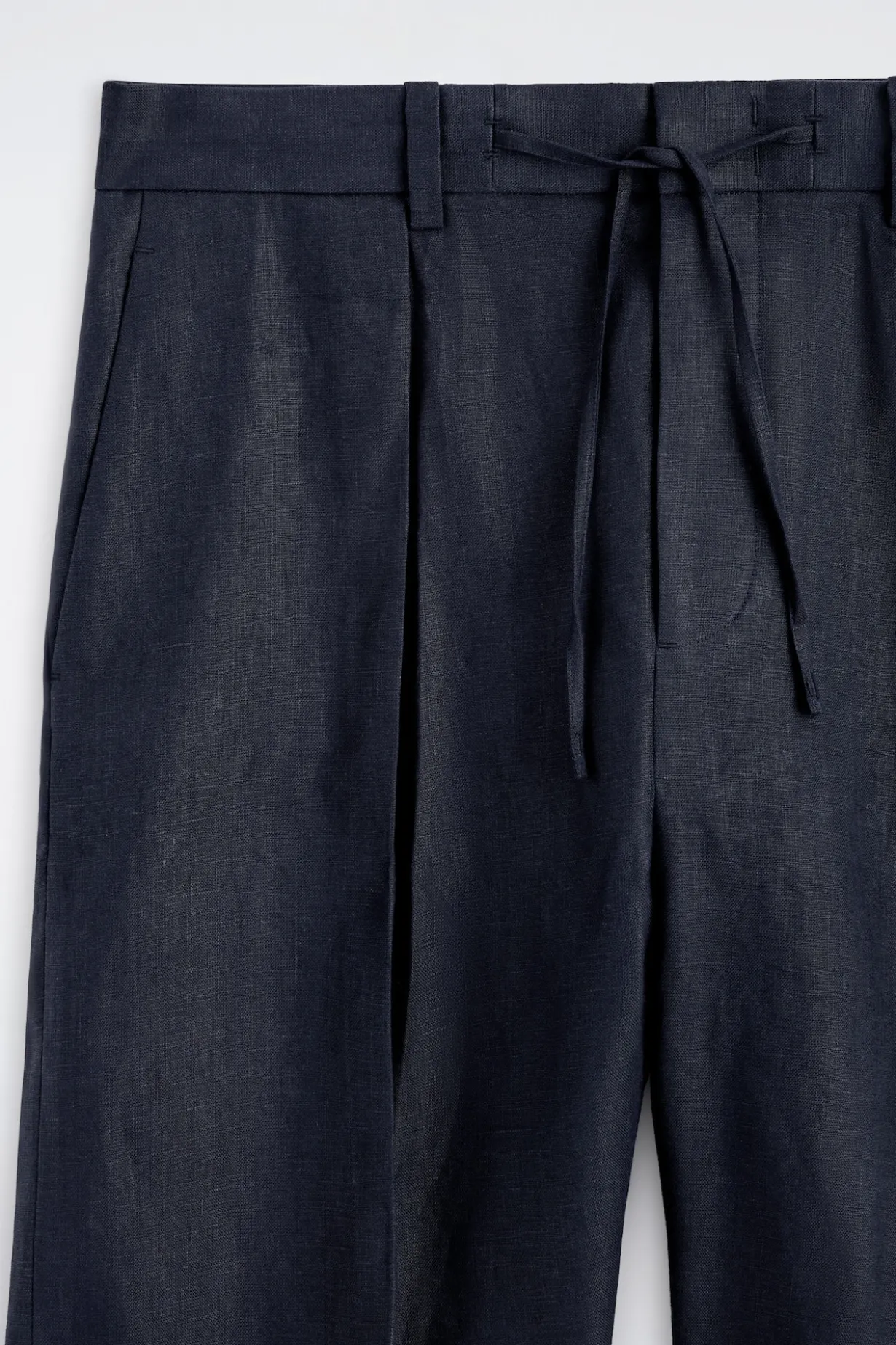 LEINENSHORTS MIT KORDELZUGBUND UND FALTEN