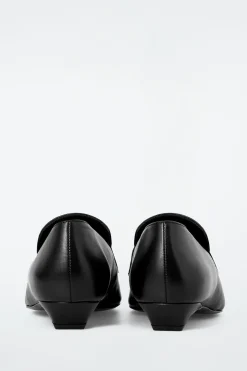 LOAFERS AUS LEDER MIT KITTEN-HEEL UND FRANSEN