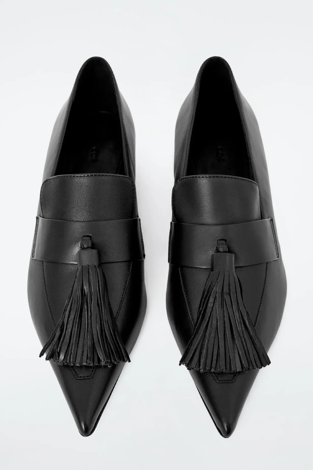 LOAFERS AUS LEDER MIT KITTEN-HEEL UND FRANSEN