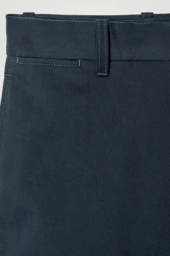 LOCKERE CHINOHOSE MIT GERADEM BEIN