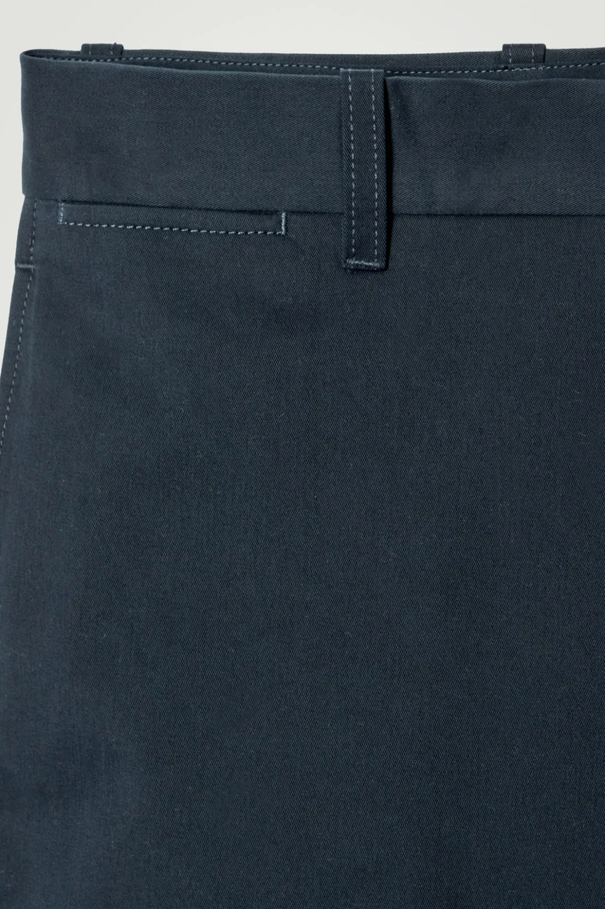 LOCKERE CHINOHOSE MIT GERADEM BEIN
