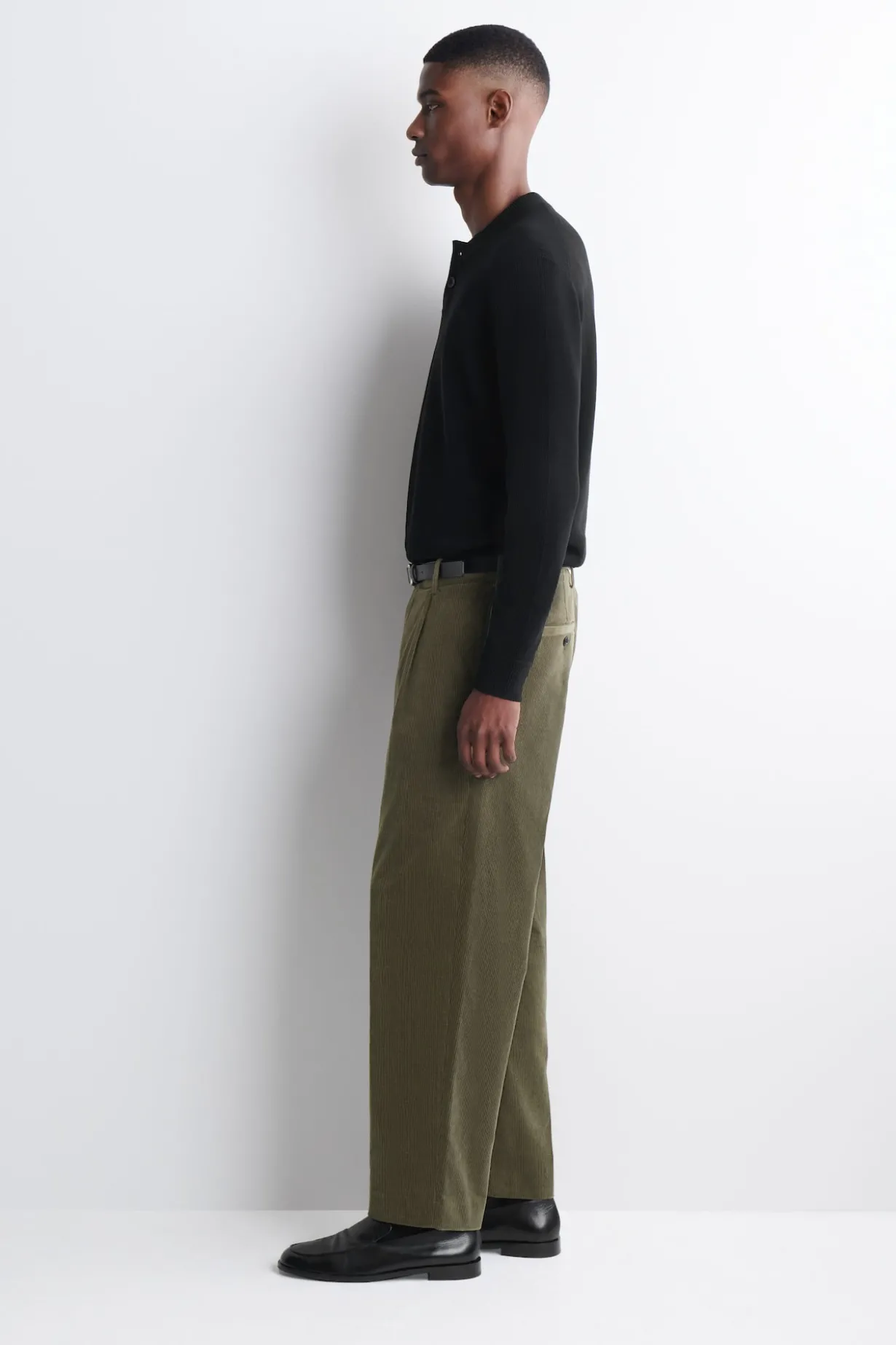 LOCKERE CORDHOSE MIT GERADEM BEIN UND FALTEN