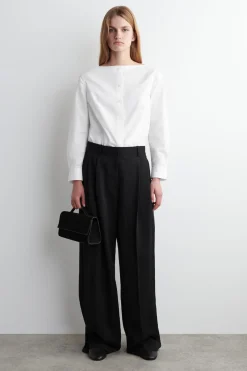 LOCKERE, FLIESSENDE HOSE MIT WEITEM BEIN