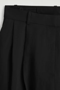 LOCKERE, FLIESSENDE HOSE MIT WEITEM BEIN