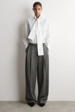 LOCKERE, FLIESSENDE HOSE MIT WEITEM BEIN