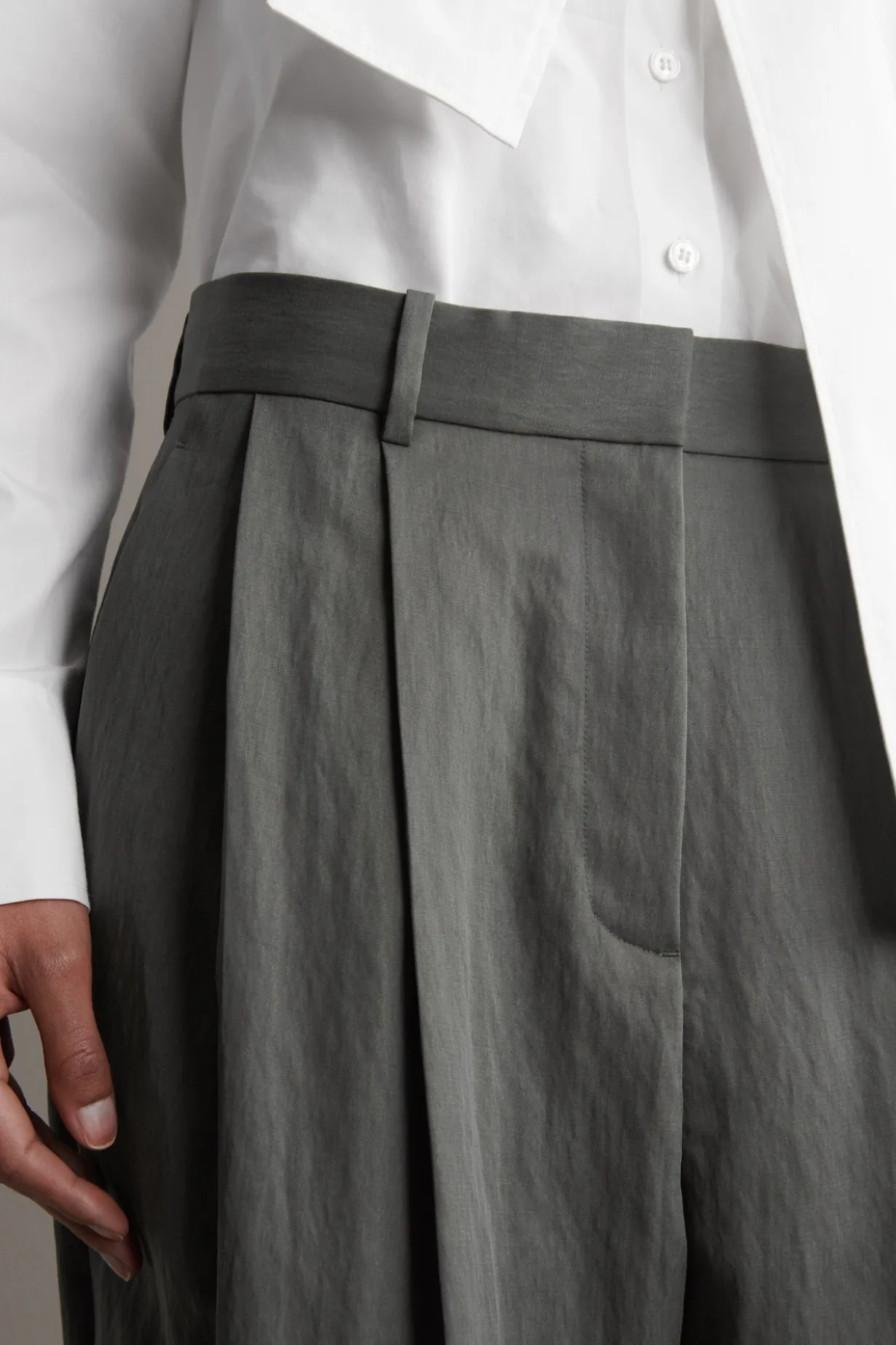 LOCKERE, FLIESSENDE HOSE MIT WEITEM BEIN
