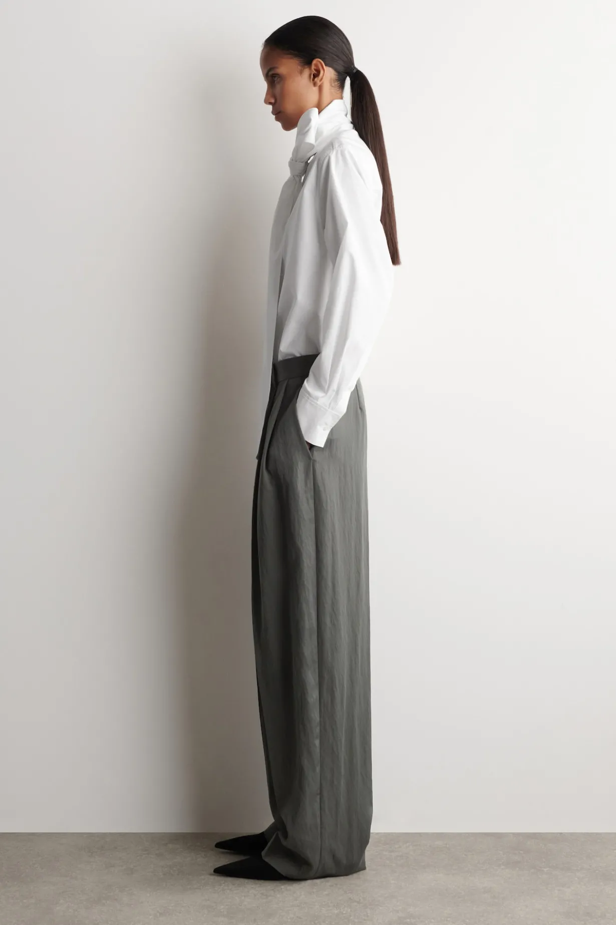LOCKERE, FLIESSENDE HOSE MIT WEITEM BEIN