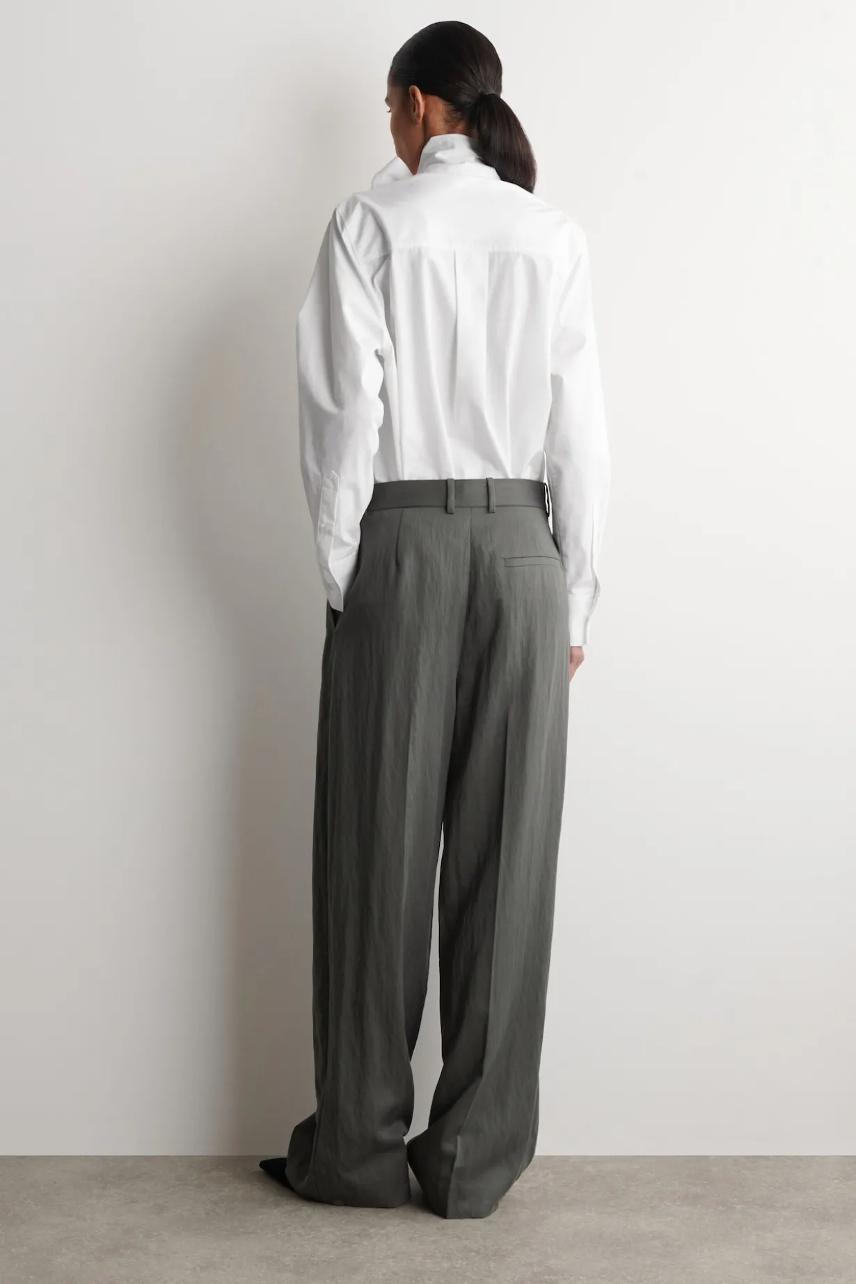 LOCKERE, FLIESSENDE HOSE MIT WEITEM BEIN