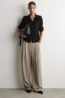 LOCKERE, FLIESSENDE HOSE MIT WEITEM BEIN