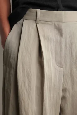 LOCKERE, FLIESSENDE HOSE MIT WEITEM BEIN