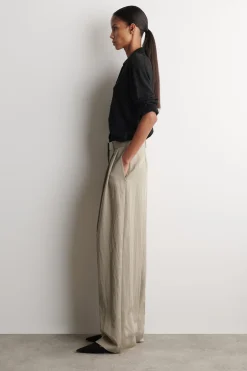 LOCKERE, FLIESSENDE HOSE MIT WEITEM BEIN