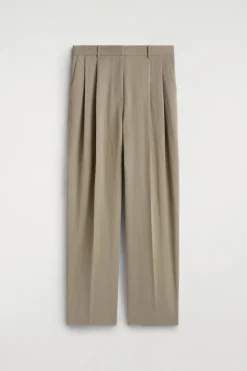 LOCKERE, FLIESSENDE HOSE MIT WEITEM BEIN