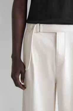 LOCKERE HOSE AUS DENIM MIT BARREL-BEIN UND GÜRTEL
