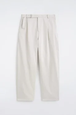 LOCKERE HOSE AUS DENIM MIT BARREL-BEIN UND GÜRTEL