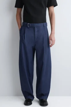 LOCKERE HOSE AUS DENIM MIT BARREL-BEIN UND GÜRTEL