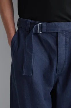 LOCKERE HOSE AUS DENIM MIT BARREL-BEIN UND GÜRTEL
