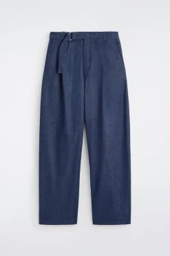 LOCKERE HOSE AUS DENIM MIT BARREL-BEIN UND GÜRTEL