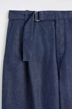 LOCKERE HOSE AUS DENIM MIT BARREL-BEIN UND GÜRTEL