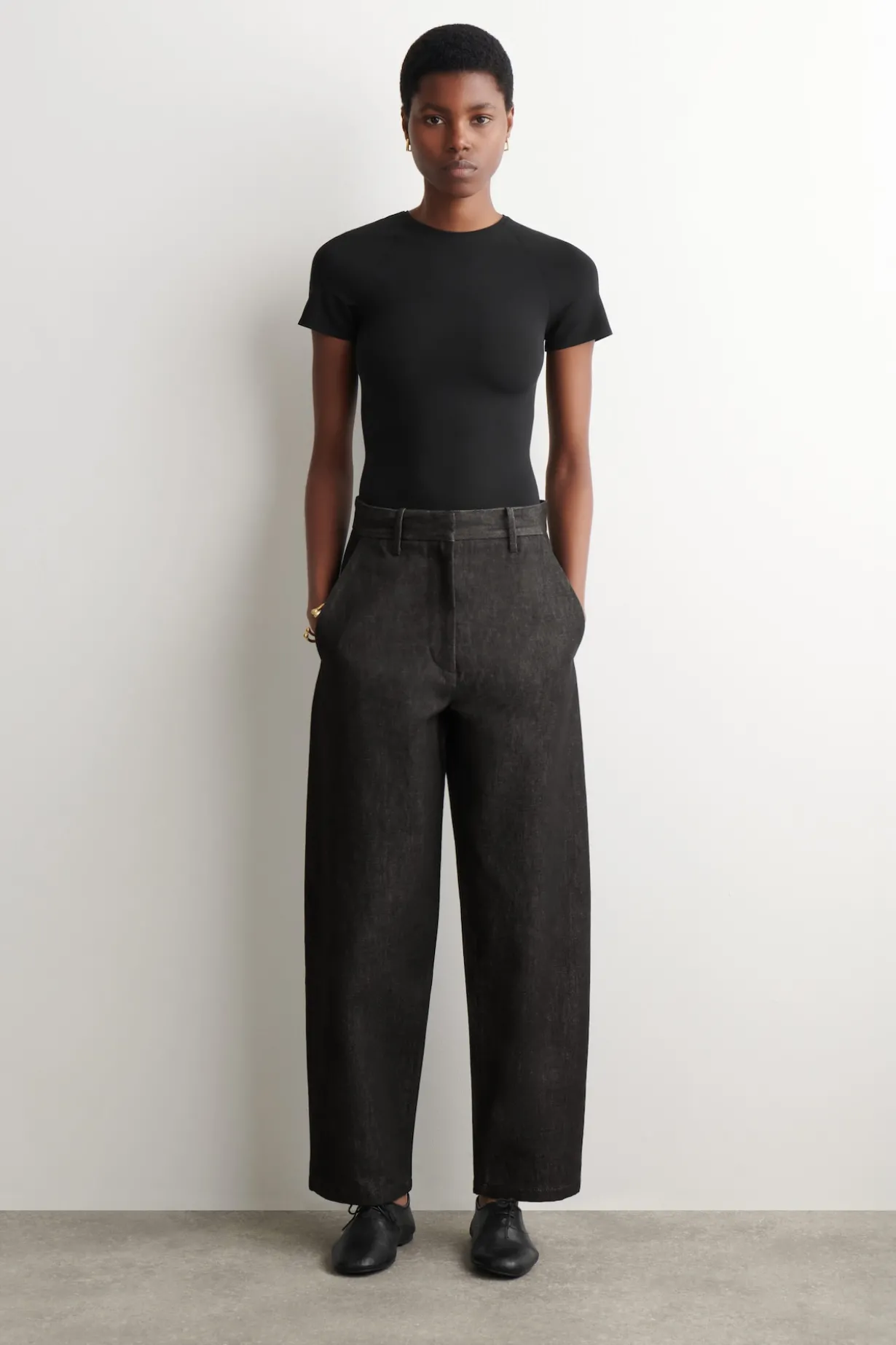 LOCKERE HOSE AUS DENIM MIT WEITEM BEIN
