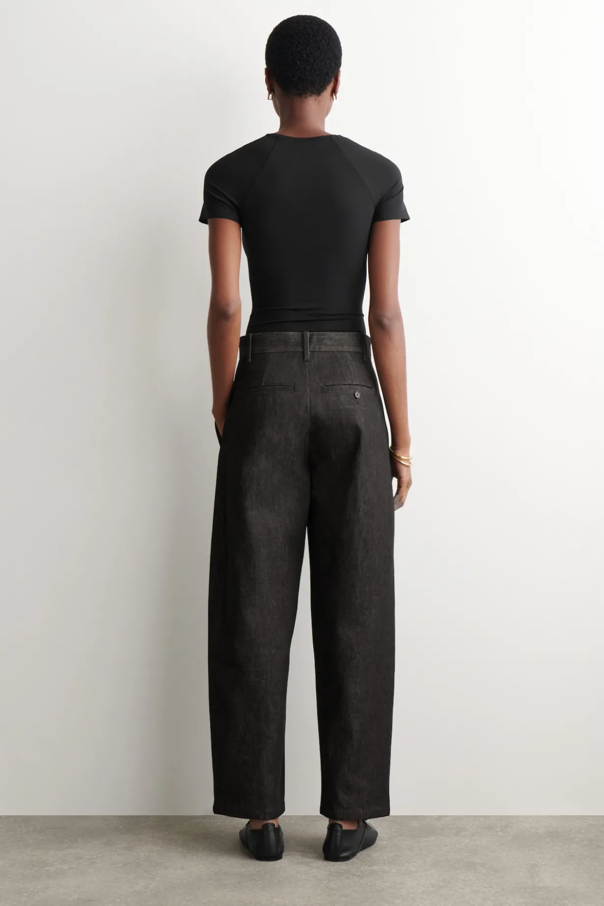 LOCKERE HOSE AUS DENIM MIT WEITEM BEIN