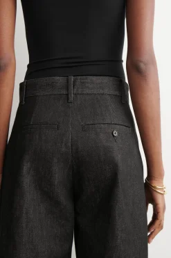 LOCKERE HOSE AUS DENIM MIT WEITEM BEIN