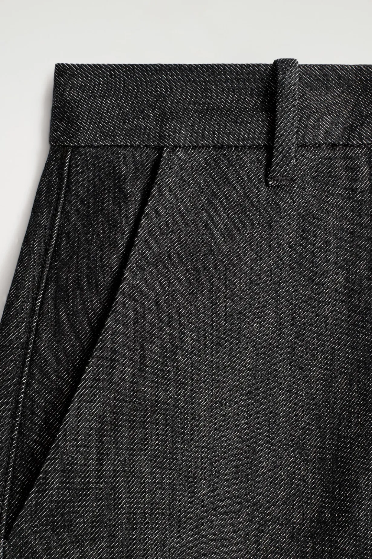 LOCKERE HOSE AUS DENIM MIT WEITEM BEIN