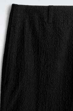 LOCKERE HOSE AUS SEERSUCKER MIT GERADEM BEIN