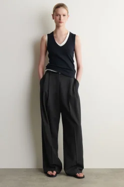 LOCKERE HOSE AUS TWILL MIT WEITEM BEIN