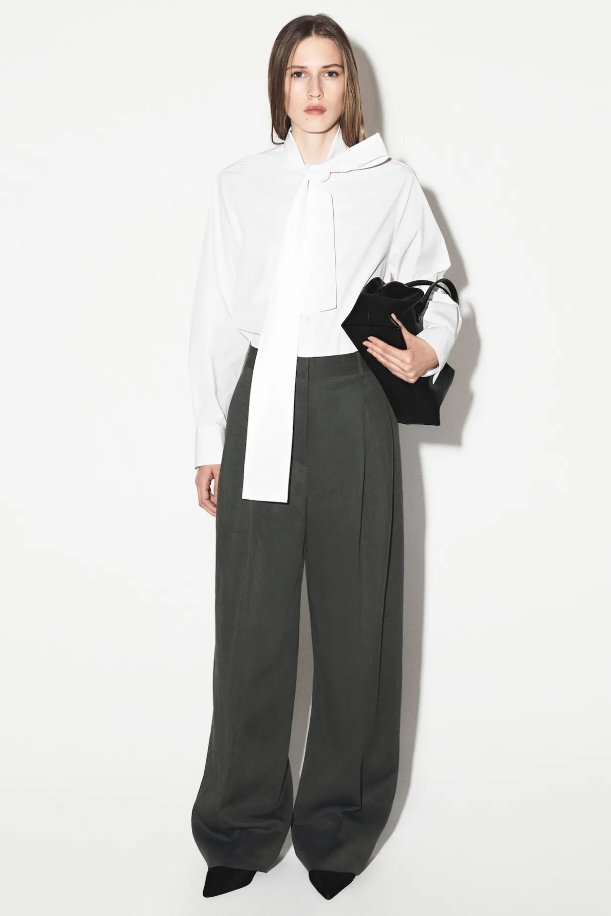 LOCKERE HOSE AUS TWILL MIT WEITEM BEIN